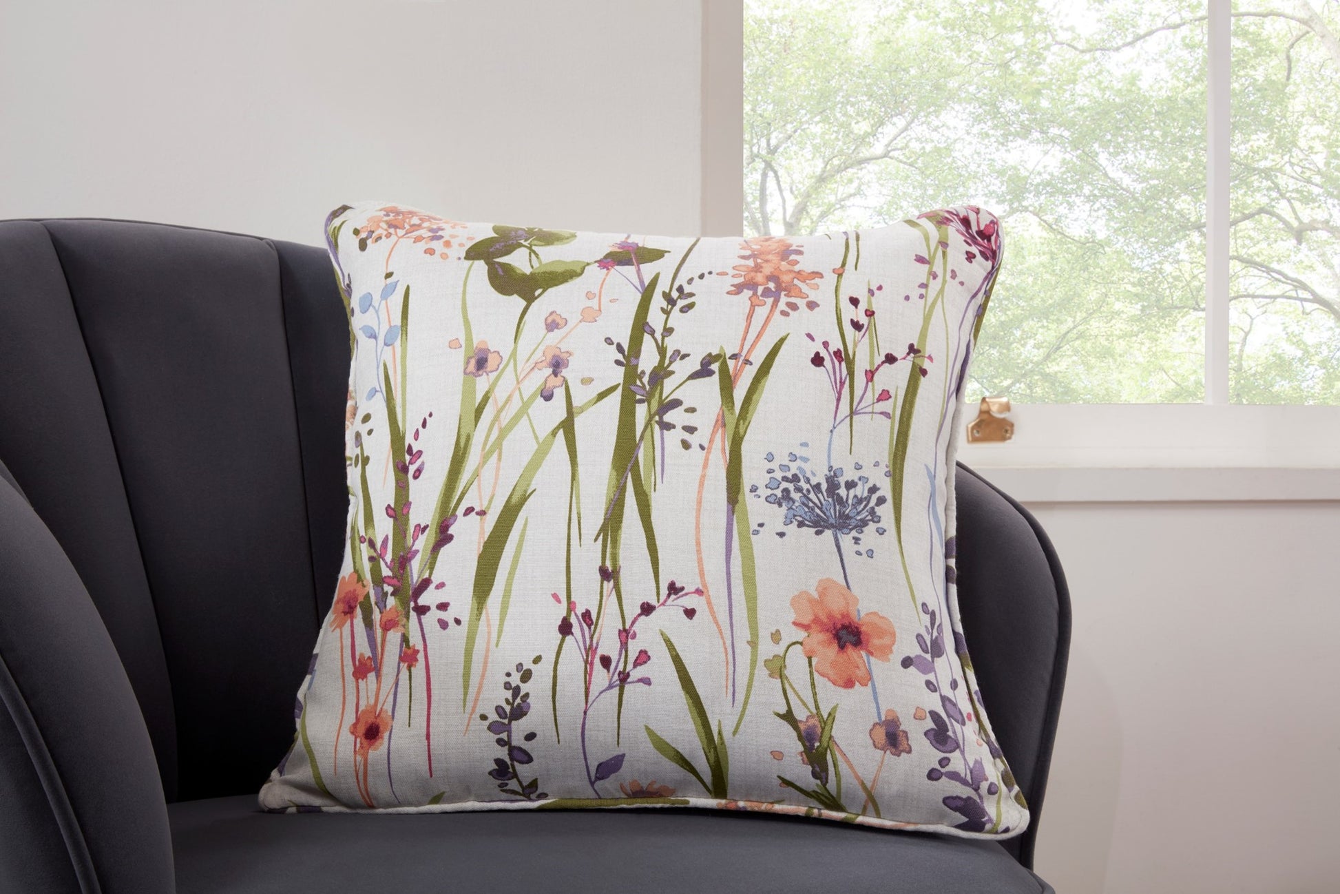 Floral meadow cushion with a polyester cushion pad.